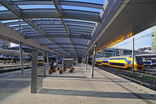900345 Gezicht op het 7e perron (zuidzijde) van het Centraal Station te Utrecht.